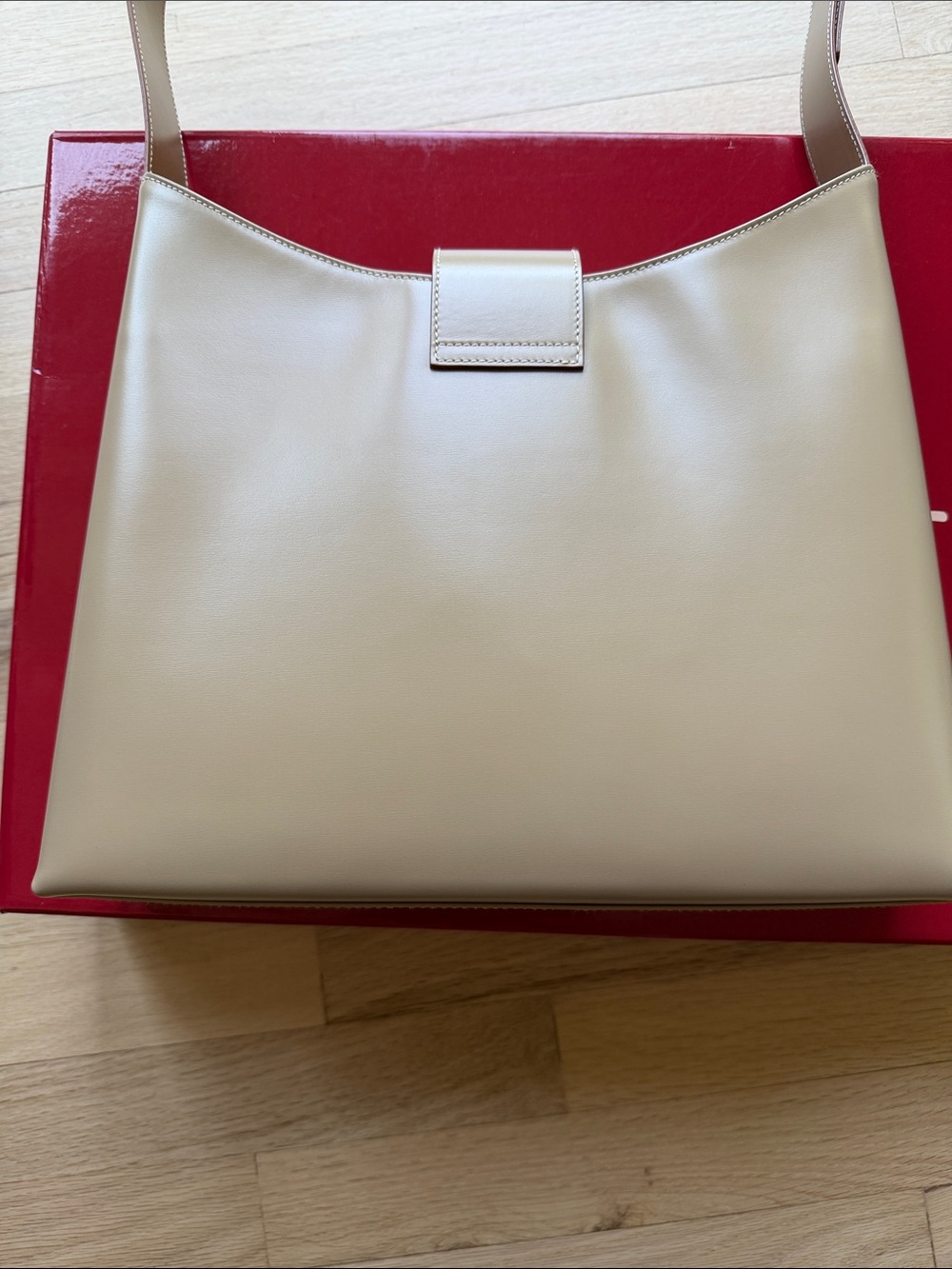 Salvatore Ferragamo Cream Leather Shoulder Bag with Gold Gancini - Picture 2 of 9